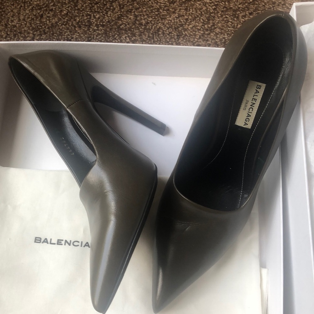 Authentic Balenciaga olive/taupe pumps
